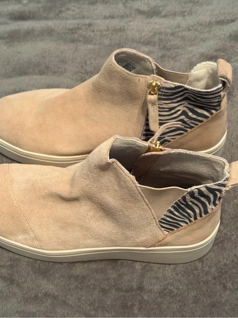 Tom’s Zebra Print Tan Platform Heeled Booties Women’s 9.5 Good Condition